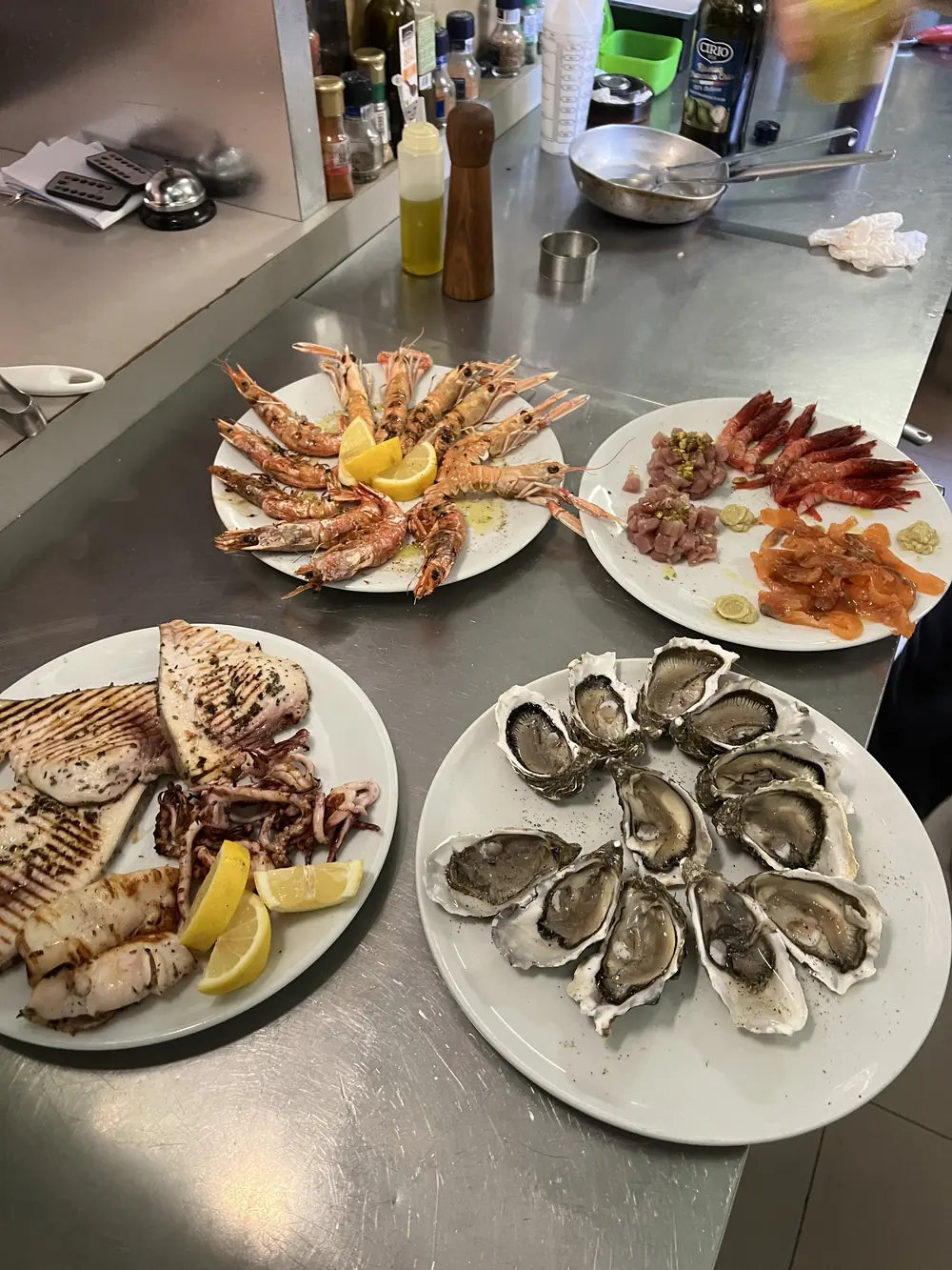 Ostriche, gamberi rossi e crudi di mare pronti sul bancone