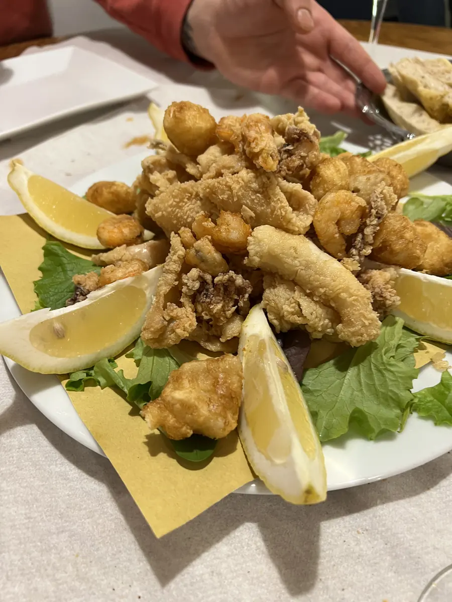 Fritto misto di calamari e gamberi con limone