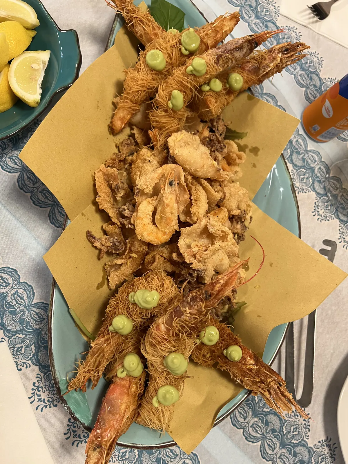 Gamberi fritti in pasta kataifi con crema di avocado