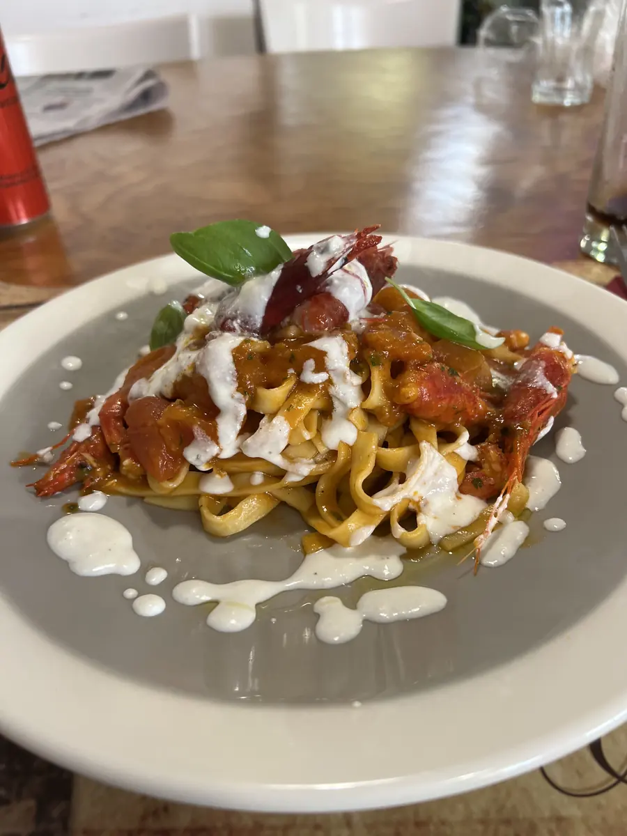 Tagliatelle ai crostacei con burrata e basilico