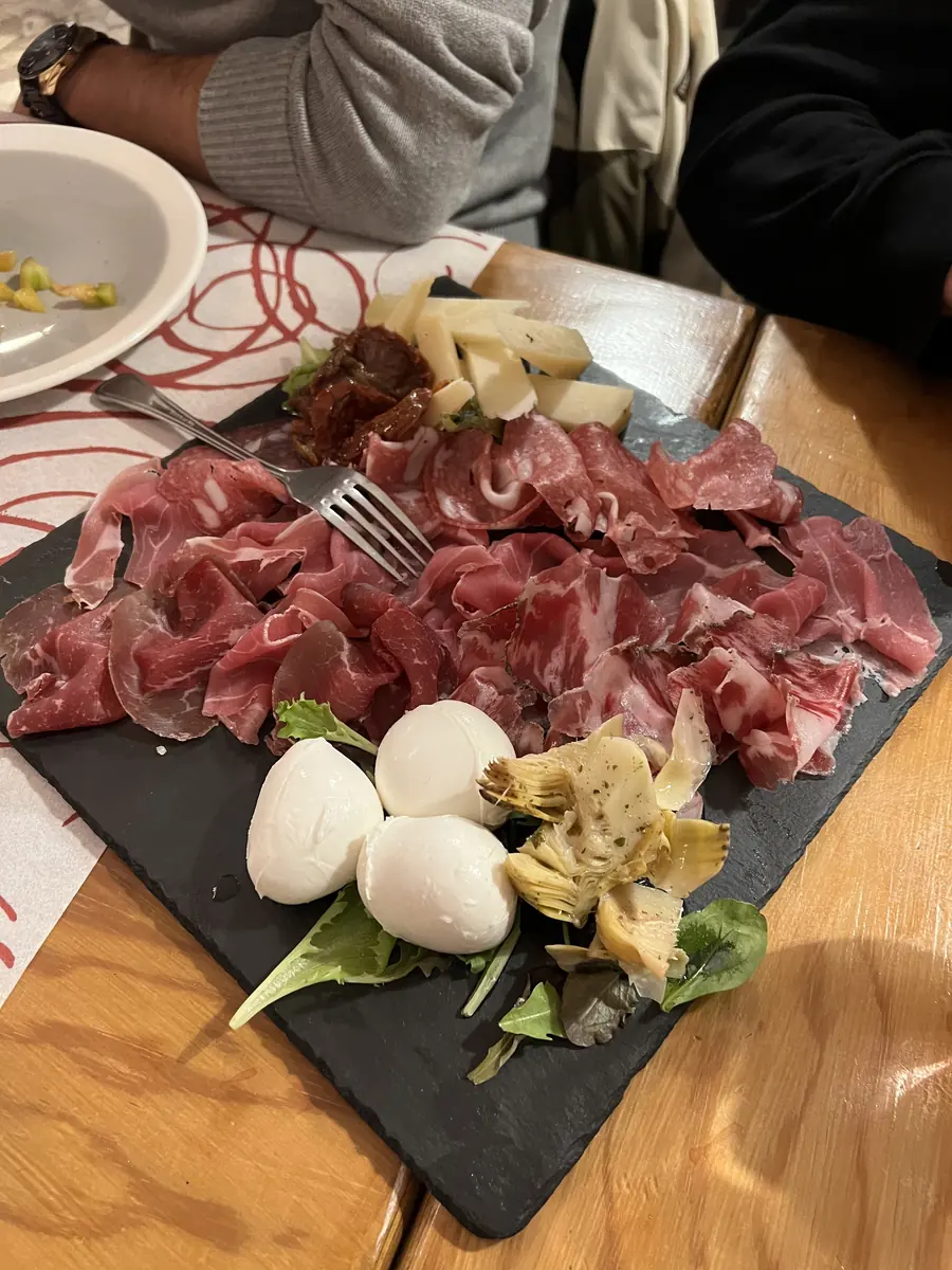 Tagliere toscano con prosciutto crudo, salame, mozzarella e carciofini