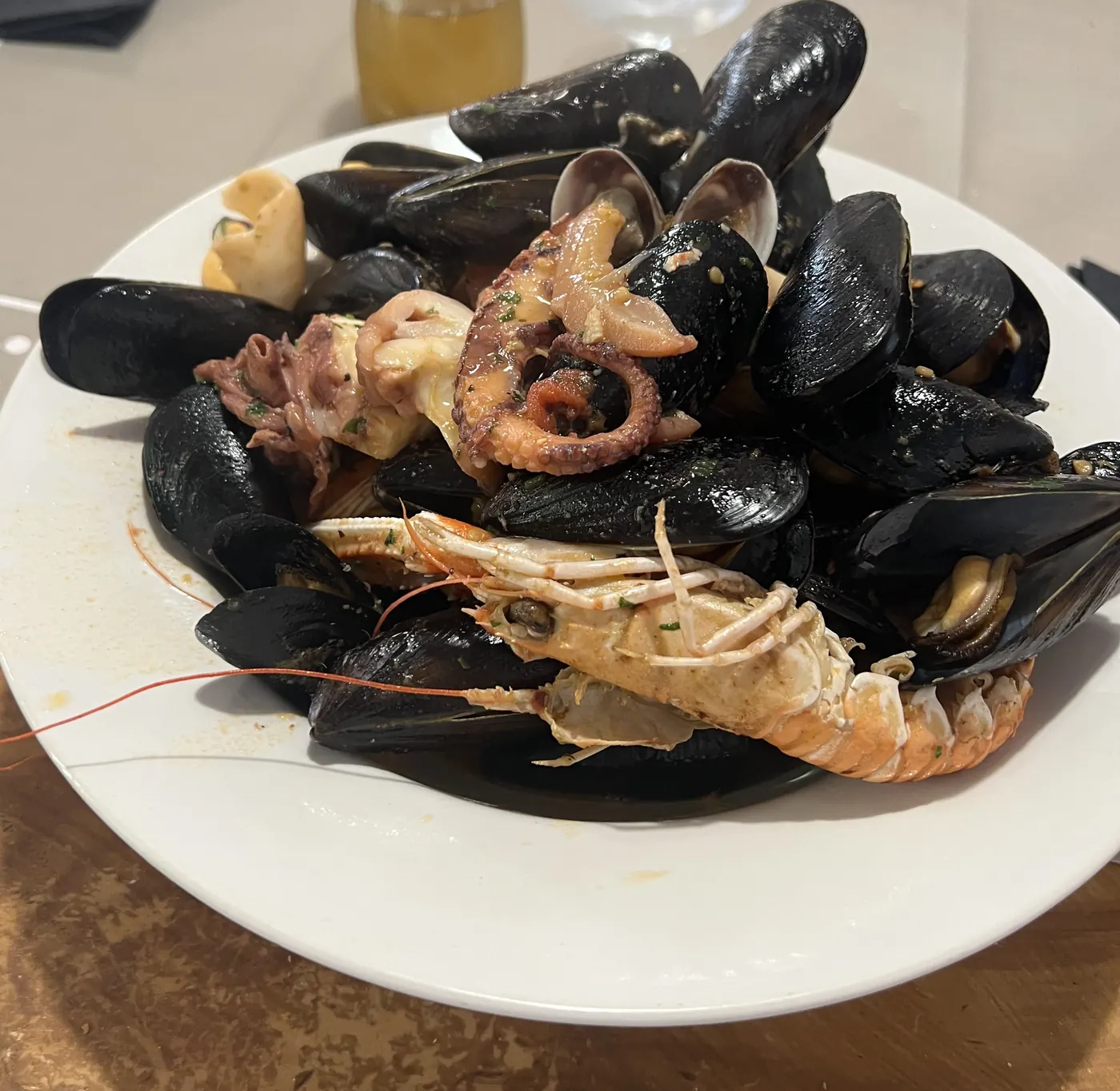 Zuppa di mare con cozze, polpo e scampi